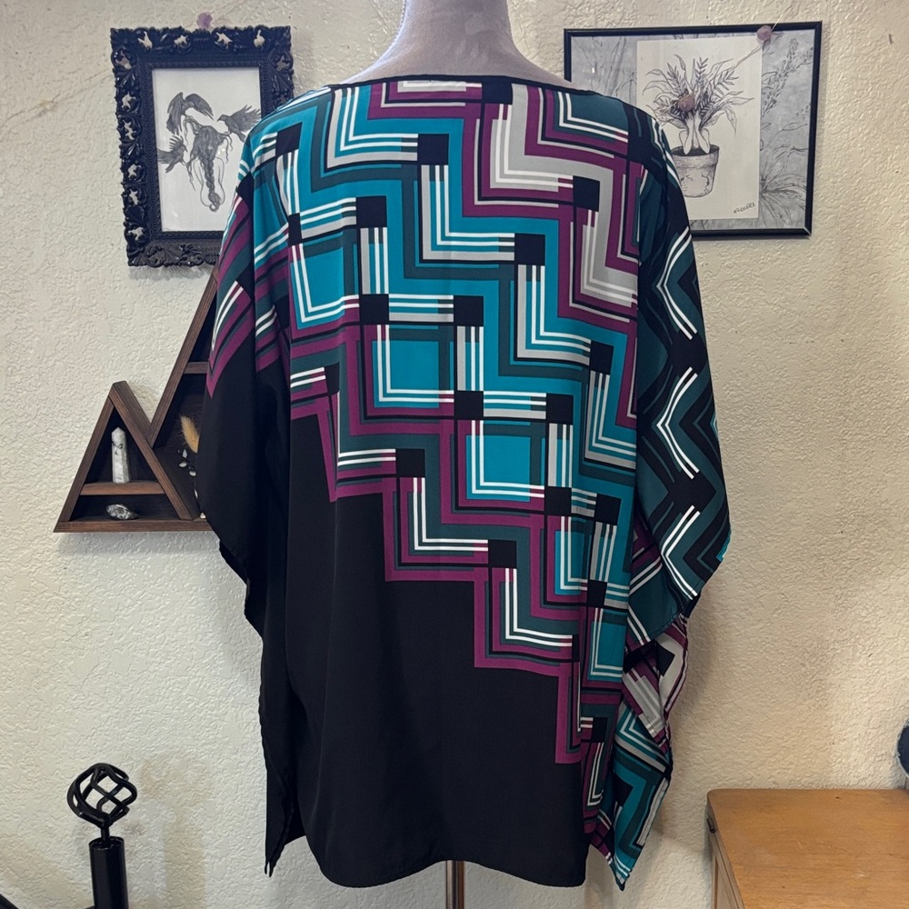 Geometric Patterned flowy top - Picture 5 of 6
